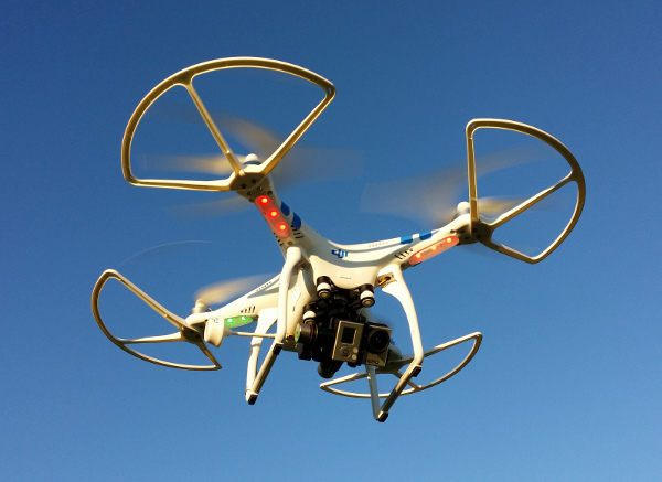 drone in volo con fotocamera gopro